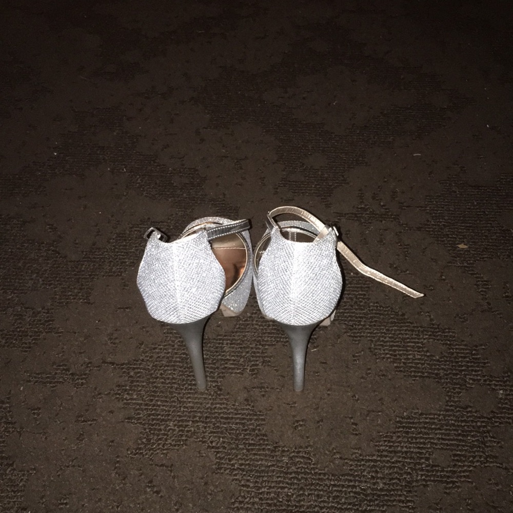 Silver Heels - Picture 2 of 3